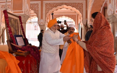 CM DIYA KUMARI WORSHIPS THE HISTORICAL SWORD OF GURU GOBIND SINGH